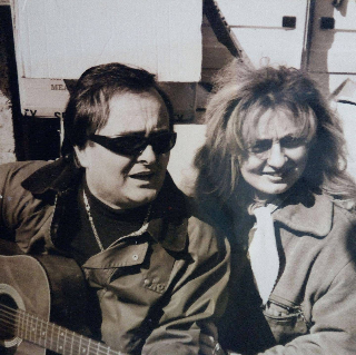 Ascoli Piceno - Sesto e Giuliana dicono basta: ultima bancarella dopo 40 anni di lavoro