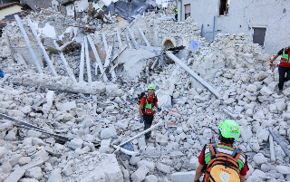 Terremoto, dieci anni dopo: la memoria, il dolore e la sfida della ricostruzione