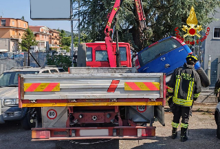 Operaio resta schiacciato tra camion e auto, elitrasportato a Torrette