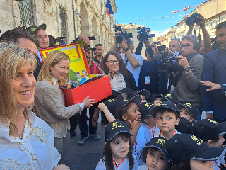 Meloni al 71esimo Raduno dei Bersaglieri, riceve dono dall’Isc Borgo Solestà