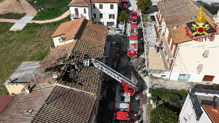 Jesi - Incendio danneggia tetto e locali sottostanti, palazzina non fruibile