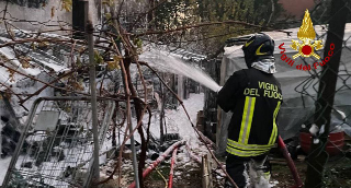 Paura per una legnaia a fuoco a Castel di Lama, indagano i carabinieri