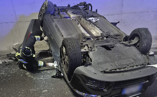 Teramo - Auto si ribalta nella galleria: tre feriti