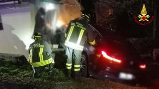 Montemaggiore al Metauro - Auto finisce contro l’ingresso di una casa, dichiarata inagibile