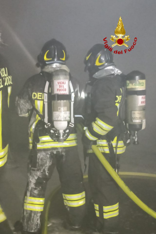 Falconara, incendio nella zona industriale: situazione sotto controllo