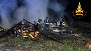 Pesaro - Nella notte in fiamme un capanno agricolo, pompieri in azione