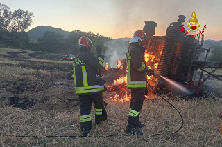 Urbania – Mezzo agricolo in fiamme, provvidenziale l’intervento dei vigili del fuoco