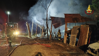 Ostra - In fiamme capanno agricolo, intervengono i vigili del fuoco