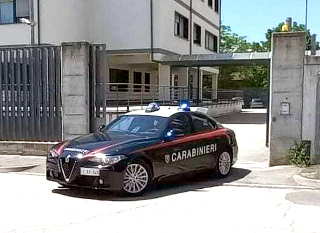 Tolentino - Trovato con due carte di debito rubate: 34enne denunciato ed espulso