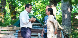 Salvini dalla famiglia nel bosco di Palmoli: lascia uova fresche in dono