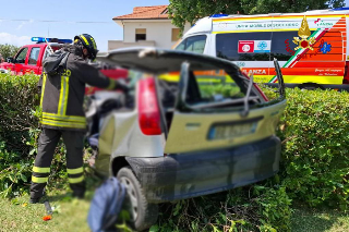 Ostra - Autocarro contro auto, donna elitrasportata a Torrette