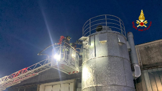 Mombaroccio - Incendio di un silos, in azione i vigili del fuoco