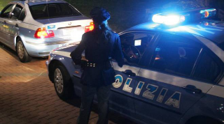 Ancona – La polizia identifica e soccorre un uomo senza fissa dimora