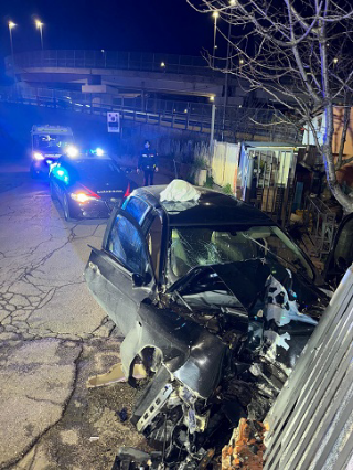 Pescara - Fugge senza patente e si schianta contro un muro: due feriti