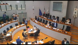 Ancona – Bagarre in consiglio regionale per una frase omofoba tra Aguzzi e Carancini