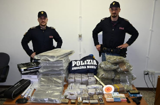 Una montagna di droga in casa di un 35enne: Polizia scova 58 chili di hashish e marijuana