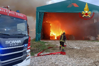 Isola del Piano – In fiamme fienile dentro tensostruttura: vigili del fuoco in azione