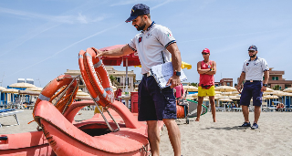 Porto San Giorgio - Guardia Costiera sequestra 800 attrezzature, oltre 40 mila euro di multe