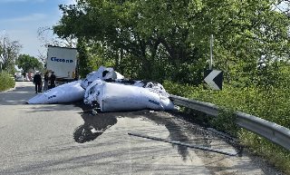 Monte Urano - Camion perde il carico, mega sacchi  di polvere di plastica sulla carreggiata