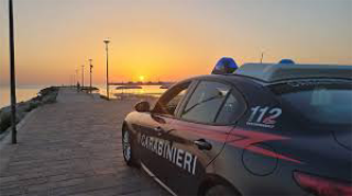Fano - Le strappa la collanina d’oro in bicicletta, rapinatore arrestato in stazione