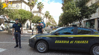 Ascoli Piceno - Sequestrato laboratorio di patch false, sanzionati 779 acquirenti