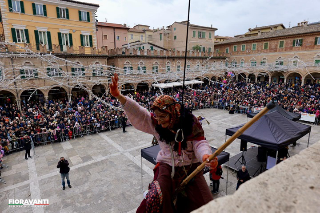 Ascoli - Successo per la Befana che scende da Palazzo dei Capitani