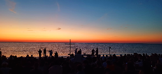 San Benedetto - In 500 aspettano l’alba in riva al mare con il vescovo Palmieri