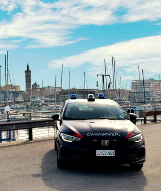 Civitanova Marche - Tenta di entrare in casa e aggredisce i carabinieri: denunciato un 58enne