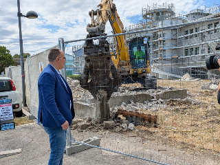 Montesilvano - Abbattuto scheletro di cemento  davanti all’ex colonia Stella Maris