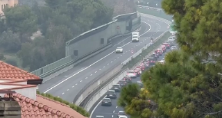 A14 - Maxi tamponamento in galleria, coinvolti sei veicoli: 5 Km di coda