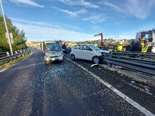 Incidente sull’asse ad Ancona, marito si ferma a soccorrere la moglie e viene investito