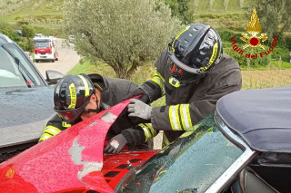 Frontale a Marina di Altidona, conducente estratta dalle lamiere
