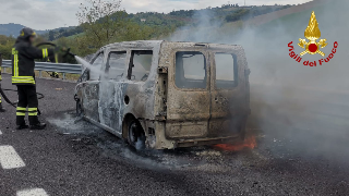 A14 - Furgone  avvolto dalle fiamme, vigili del fuoco in azione