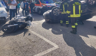 Teramo - Incidente in via Crispi, giovane si ribalta con l’auto