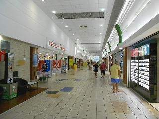 Spray urticante nel centro commerciale, la donna potrebbe essere indagata per rapina