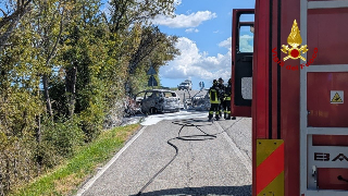 Recanati -Due auto prendono fuoco dopo un incidente: conducenti soccorsi