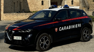 Rubano in un supermercato poi si scagliano contro i carabinieri, denunciati