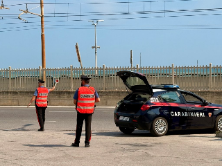Rapina in uno stabilimento balneare di Falconara: arrestato un 52enne, recuperato il denaro