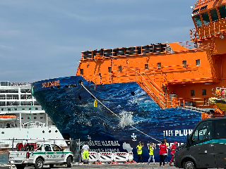 Ancona - Approdata nave ong Solidaire con 64 migranti, tutti uomini