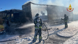 Falconara Marittima - Tir a fuoco, i vigili del fuoco domano le fiamme