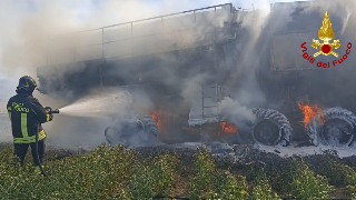 Castelfidardo - Mietitrebbia in fiamme, vigili del fuoco spengono rogo