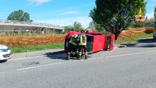 Scontro tra due auto, una si ribalta: ferito il conducente