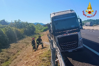 Pesaro - Scoppia pneumatico, tir contro guardrail in A14