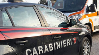 A Pasquetta accoltella la vicina alla schiena, 24enne denunciata dopo fuga in monopattino