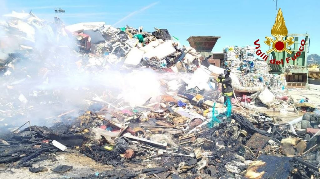Materassi a fuoco alla PicenAmbiente di Pagliare, rogo spento dai vigili del fuoco