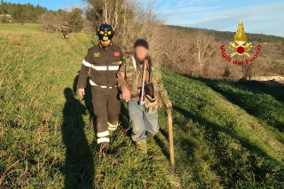 Cerca tartufi e si perde nel bosco con il cane: recuperati in elicottero