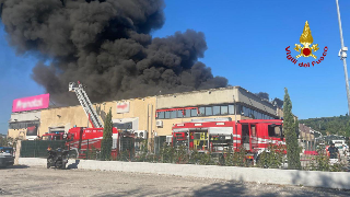 Ancona, incendio in un capannone industriale: vigili del fuoco al lavoro