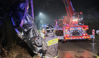 Vola già dal ponte con l’auto dopo aver abbattuto un palo: miracolato l’uomo alla guida