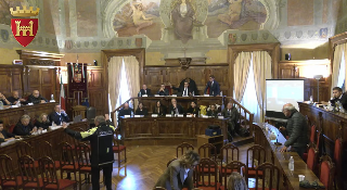 Ascoli Piceno - Bagarre sullo striscione dei bimbi per la Meloni, la minoranza abbandona il consiglio comunale