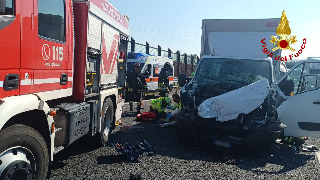 Fano - Incidente in A-14 tra due furgoni e una motrice, tre feriti , due in codice rosso